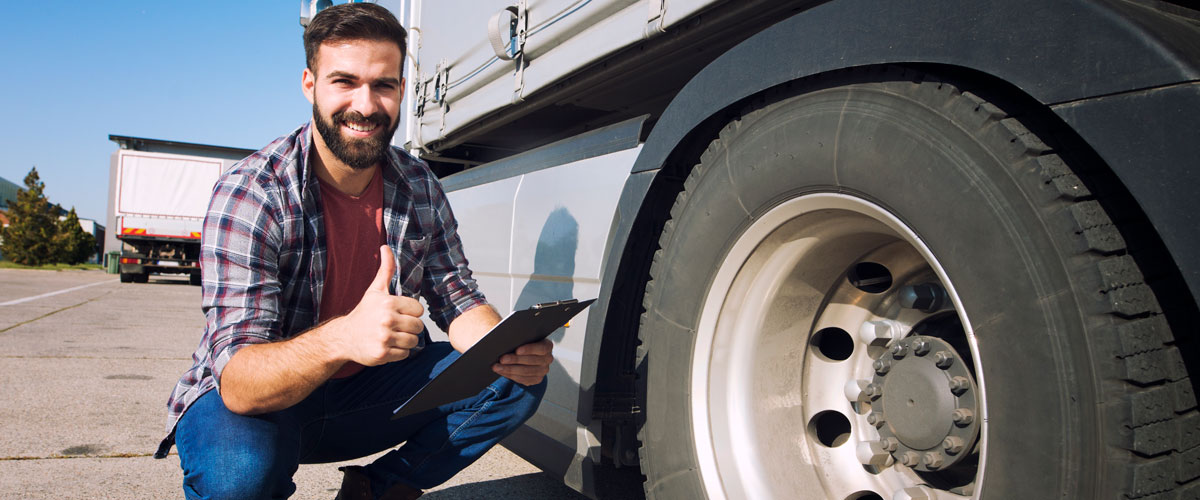 Experto de Termillantas mostrando los beneficios de usar llantas marca Aeolus en buses y camiones en Colombia