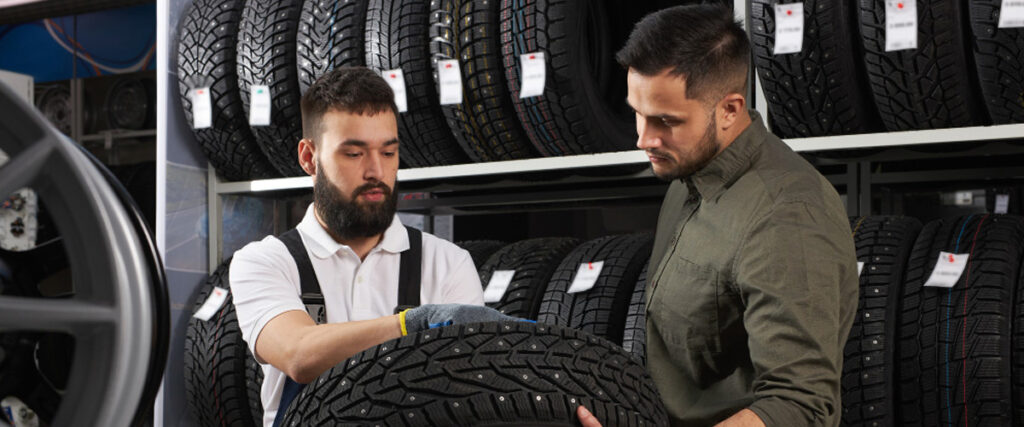 Asesor de Termillantas atendiendo a cliente que está comprando las mejores llantas para camionetas con garantía y calidad