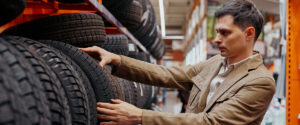 Persona en Termillantas buscando las mejores llantas para camioneta
