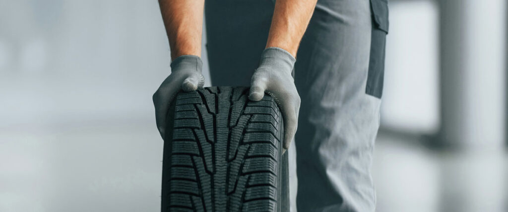 Experto de Termillantas mostrando como saber cuando cambiar las llantas de tu carro